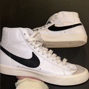 NIKE Blazer Mid ‘77 Sneakers in Black/White
